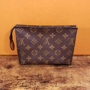 ❌SOLD❌ Louis Vuitton Toiletry 19